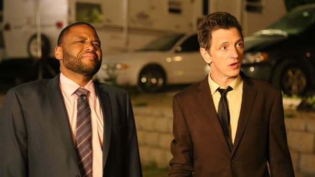 Small Town Crime assista online