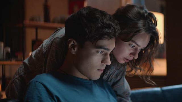 Alguém Entre Nós assista online