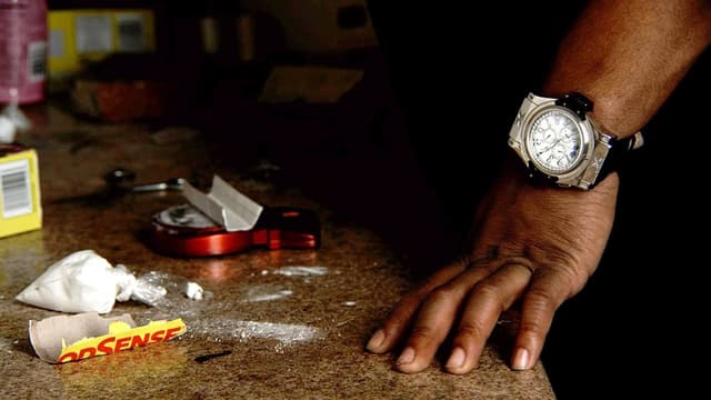 How to Make Money Selling Drugs assista online