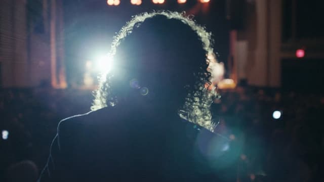 Listening to Kenny G assista online