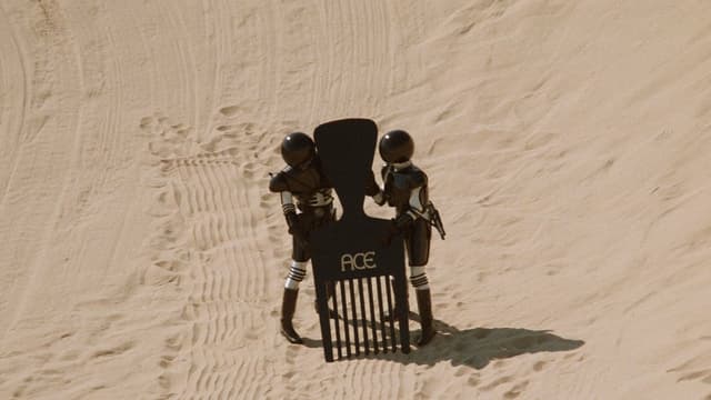 S.O.S.: Tem um Louco Solto no Espaço assista online