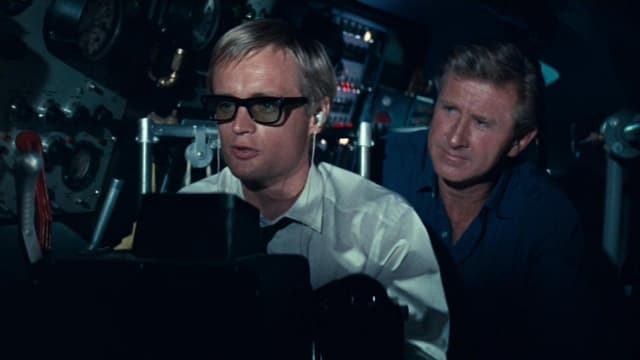 Around the World Under the Sea assista online